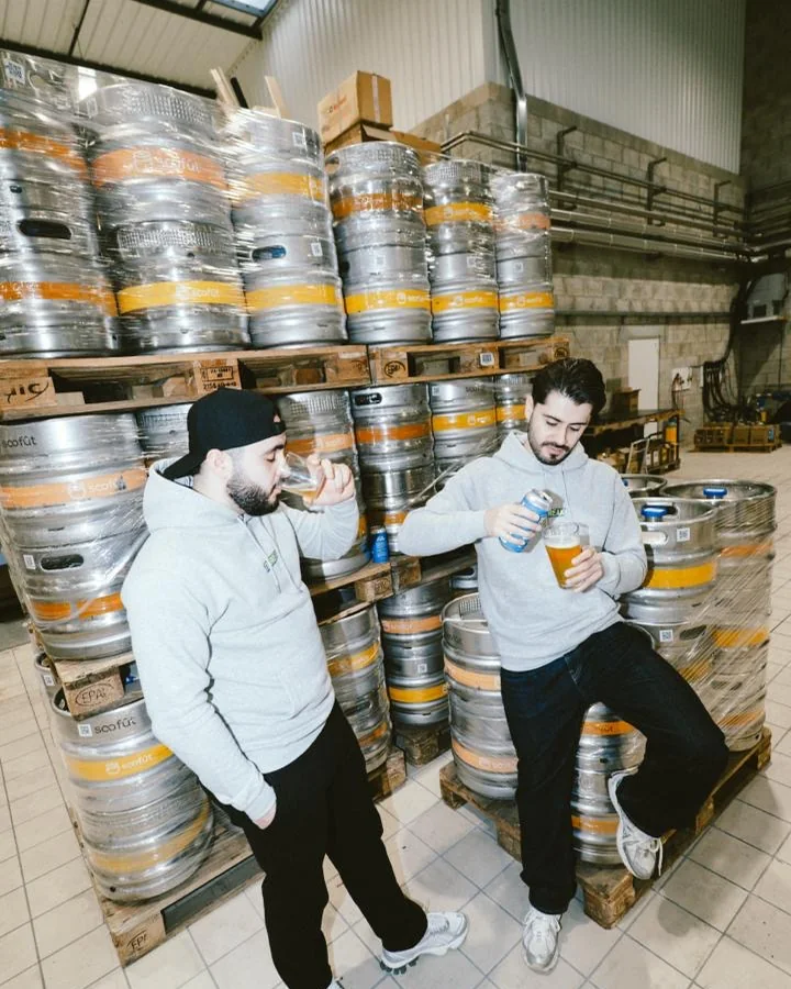 Les deux frères adossés aux fûts, en train de goûter la Tie Break